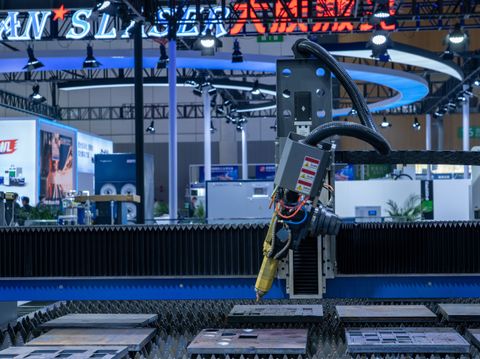 Modern CNC Machines: AI Integration, Automation Features, and Smart Factory Insights