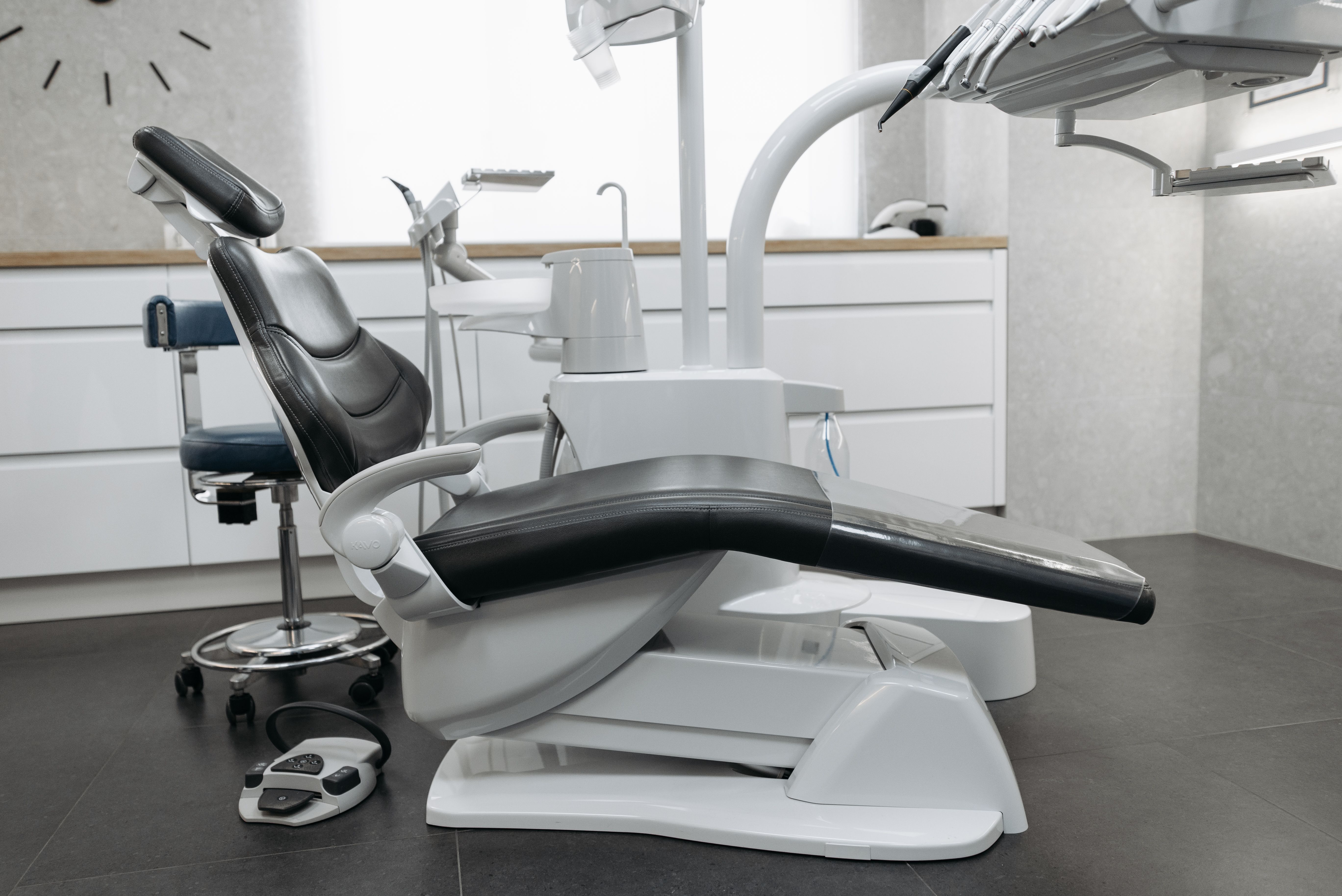 Dental Chairs Explained: Types, Features, Ergonomic Design & Modern Dental Clinic Guide